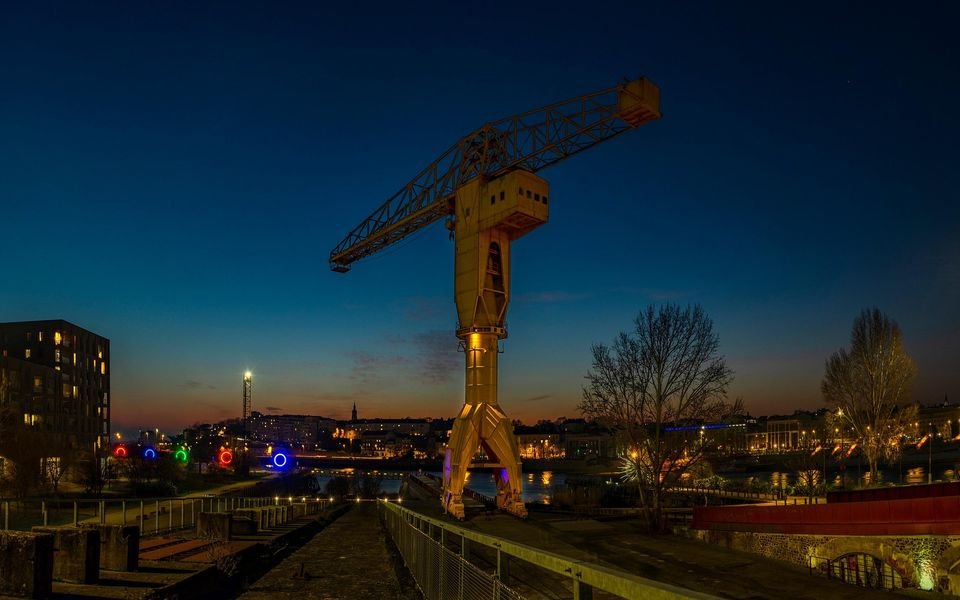 La grue jaune de Nantes de nuit, retour de soirée en VTC