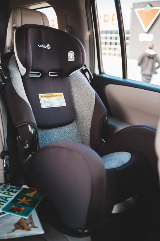 Siège auto enfant installé dans le véhicule